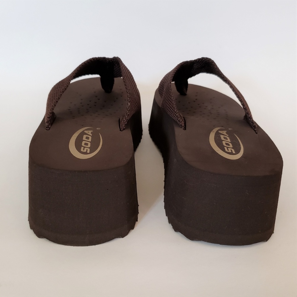 NEW Soda Brown Platform Flip Flops 8 - Picture 3 of 7